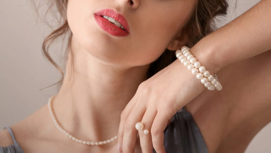 pearl nechlace and braslate